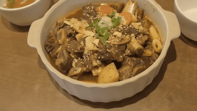 그릇에 담긴 갈비찜
