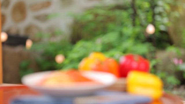 신선한 파프리카와 함께 플레이팅된 파스타 한 접시