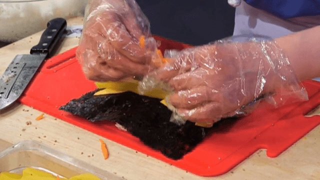 다양한 재료를 넣어 김밥을 만드는 과정