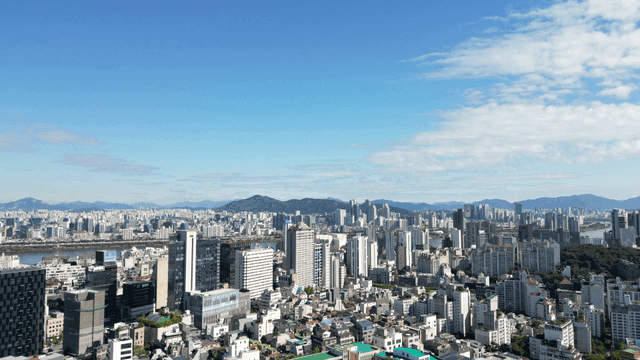 맑은 하늘 아래 펼쳐진 도시 전경