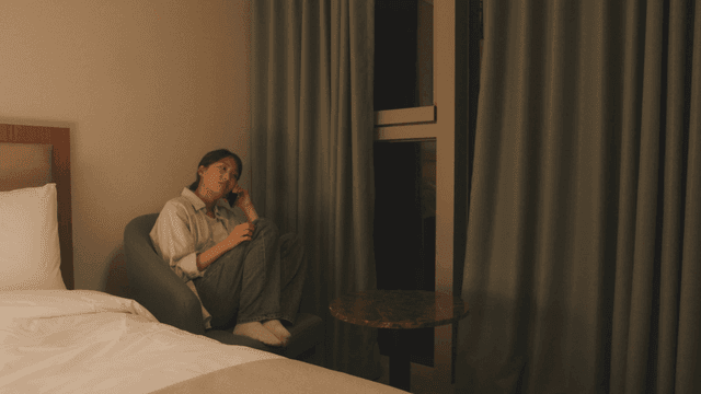 아늑한 방에서 전화하는 여성