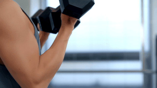 헬스장에서 덤벨을 드는 사람