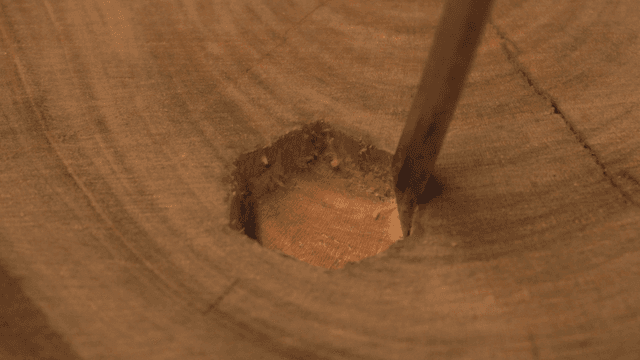 끌로 섬세한 나무 조각