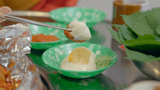 Spicy stir-fried small intestines dipped in mayonnaise sauce
