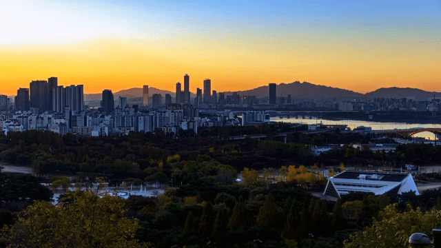 화려한 색상의 일출 도시 풍경