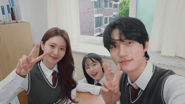 교실에서 셀카 포즈를 취하는 학생들