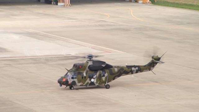 이륙 준비 중인 활주로의 군용 헬리콥터