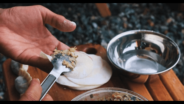 야외에서 손으로 만드는 만두