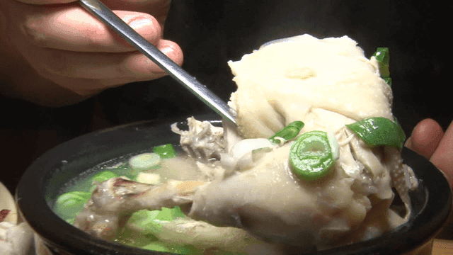 숟가락으로 들어올리는 닭고기