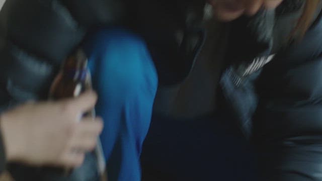 자양강장제 음료를 마시는 여자