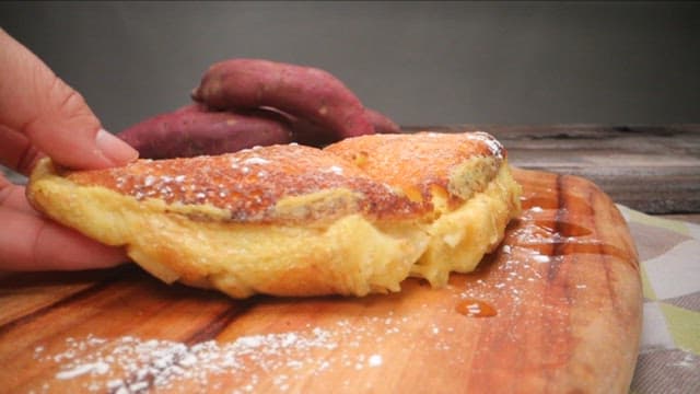 나무 도마 위의 고구마 수플레 팬케이크