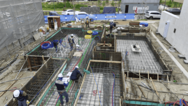 건설 현장에서 일하는 작업자들