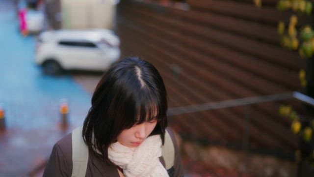 겨울에 이어폰을 꽂고 걷는 학생