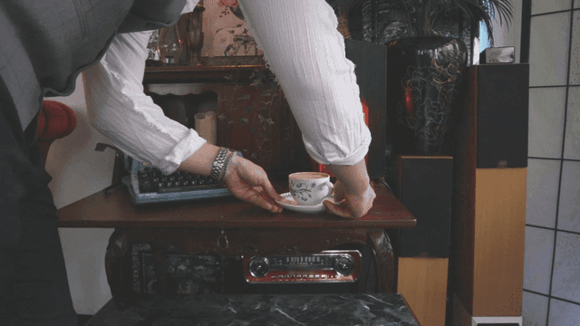 빈티지 테이블에 커피잔을 놓는 장면