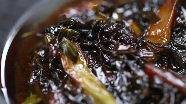 싱싱한 미역으로 만든 장아찌 요리