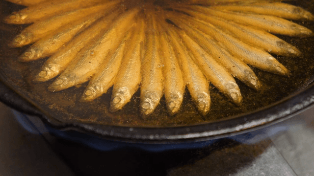 팬에 생선이 튀겨지는 모습