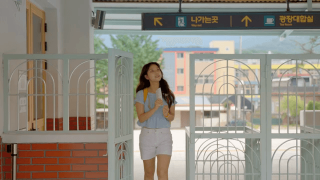 역 입구로 들어오는 젊은 여성