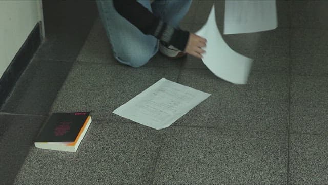 친구가 떨어뜨린 물건을 주워주는 여자