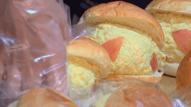 사과 조각이 들어간 계란 샐러드 빵