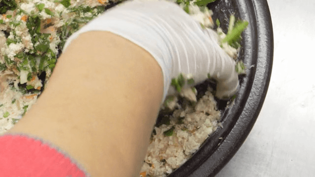 큰 그릇에서 재료를 섞는 모습