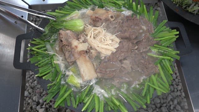 푸짐한 소고기 전골과 골뱅이 무침