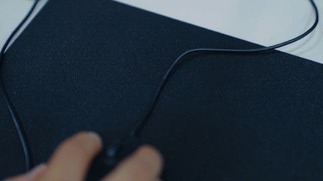 충전 케이블과 연결된 핸드폰