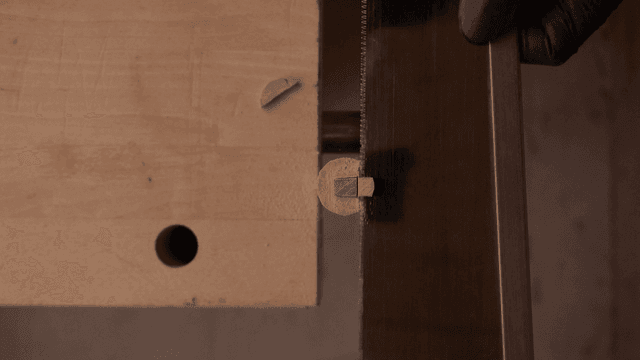 톱과 나무 조각을 사용한 목공