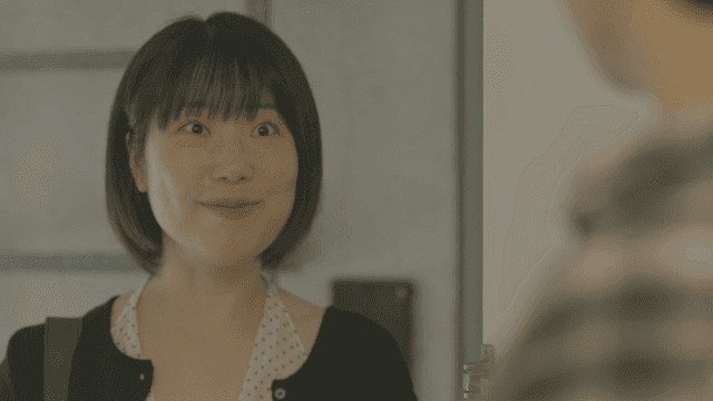 집에 들어오는 단발머리 여성