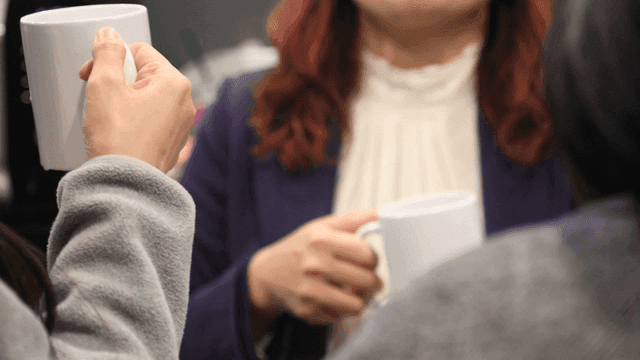 사람들이 커피를 마시며 대화하는 모습