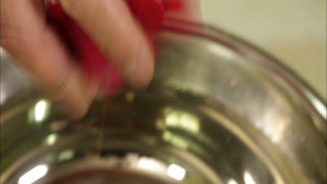 그릇에 물에 떠 있는 장미 꽃잎