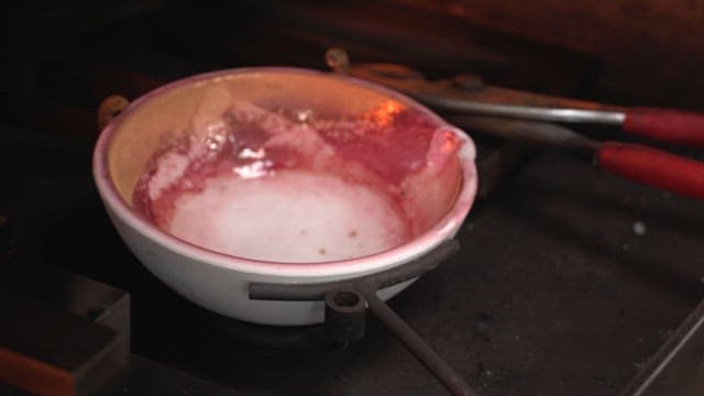 불꽃으로 도가니에서 금 녹이기