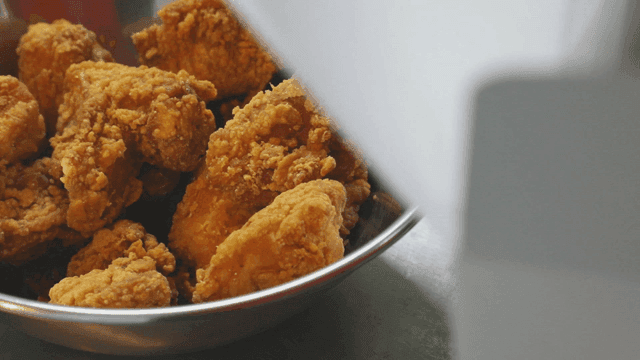 금속 그릇에 담긴 바삭한 치킨