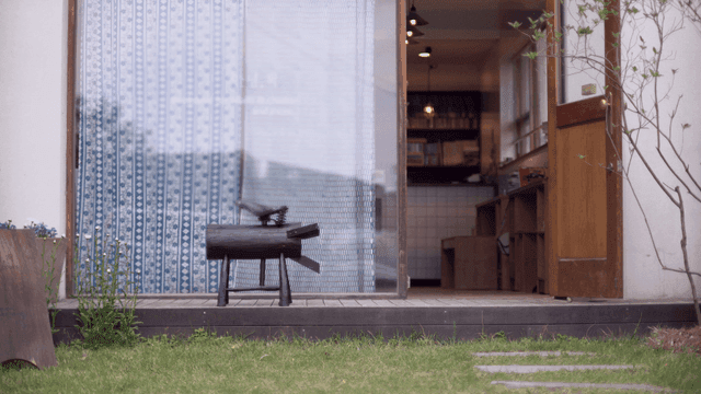 나무 조각상이 있는 아늑한 카페 입구