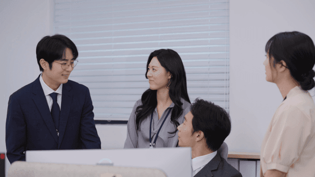 동료들과 회의하는 사무실