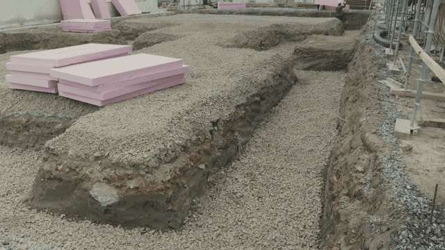 자갈과 단열재가 있는 건설 현장