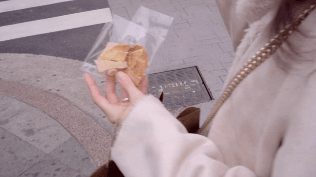 거리에서 간식을 들고 있는 모습