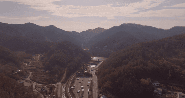 구불구불한 도로가 있는 산악 풍경