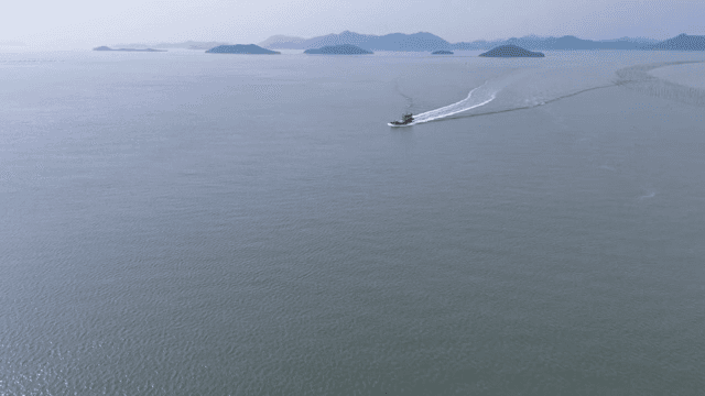 고요한 바다를 항해하는 배