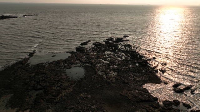 고요한 바다에 비치는 일몰
