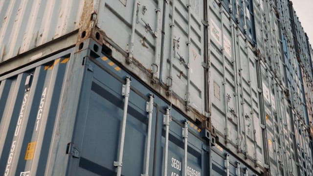 항구에 쌓인 화물 컨테이너