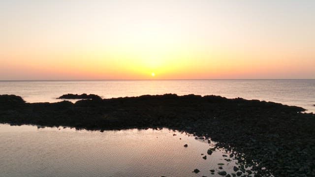 바위 해안의 일몰