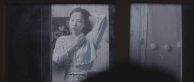 실내에서 머리를 정리하는 여성