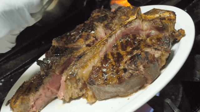 소스를 곁들인 육즙 가득한 스테이크