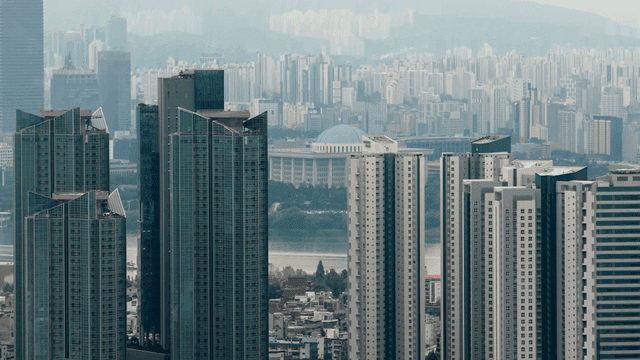 높은 건물이 있는 번화한 도시 풍경