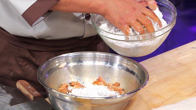 전분을 섞는 양념된 돼지고기