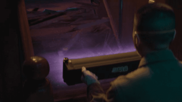 부서진 계단을 복구하는 사람