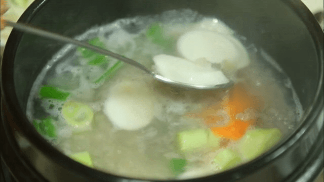 뚝배기에서 끓는 떡이 들어있는 국물