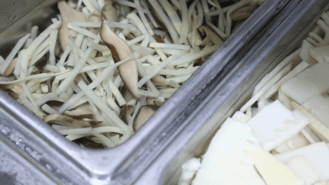 쟁반에 담긴 버섯과 죽순