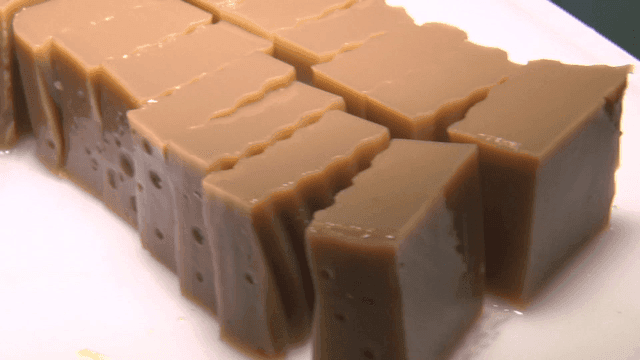 흰 접시에 담긴 도토리묵