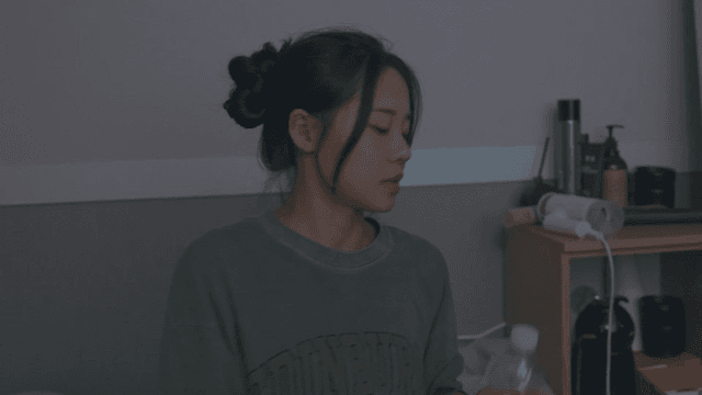 침실에서 물과 약을 먹는 여성